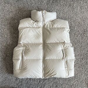 ARITIZA TNA mega puff matte Pearl vest